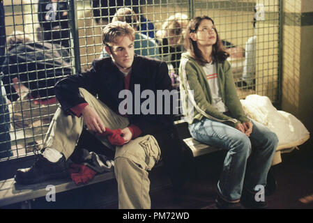 Photo du film / Publicité encore de 'Dawson's Creek' James Van Der Beek, Katie Holmes vers 2001 Référence #  308471166THA pour un usage éditorial uniquement - Tous droits réservés Banque D'Images