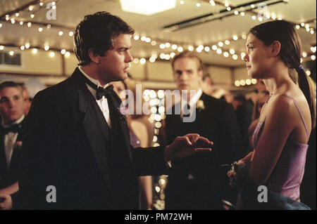 Photo du film / Publicité encore de 'Dawson's Creek' épisode : 'Promicide' Joshua Jackson, James Van Der Beek, Katie Holmes 2 Mai 2001 Crédit photo : Fred Norris Référence de dossier #  308471169THA pour un usage éditorial uniquement - Tous droits réservés Banque D'Images