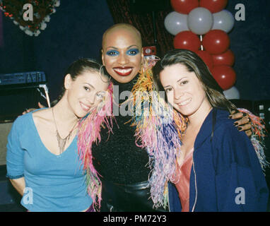 Photo du film / Publicité encore de 'Charmed' Alyssa Milano, Holly Marie Combs vers 2001 Référence #  308471205THA pour un usage éditorial uniquement - Tous droits réservés Banque D'Images