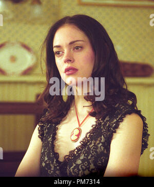 Photo du film / Publicité encore de 'Charmed' (épisode : charmé et Dangereux) Rose McGowan 2001 Crédit photo : Richard Cartwright Référence de fichier #  308471250THA pour un usage éditorial uniquement - Tous droits réservés Banque D'Images