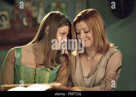 Photo du film / Publicité encore de 'Buffy the Vampire Slayer" Amber Benson, Alyson Hannigan 2001 Dossier Référence #  308471307THA pour un usage éditorial uniquement - Tous droits réservés Banque D'Images