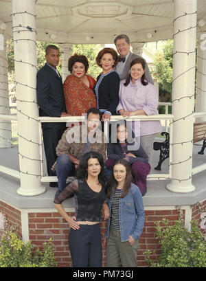 Publicité studio de toujours 'Gilmore Girls' Lauren Graham, Alexis Bledel, Scott Patterson, Keiko Agena, Yanic Truesdale, Liz Torres, Kelly Bishop, Edward Herrmann, Melissa McCarthy vers 2001 Crédit photo : Jeffrey Fichier Thurnher Référence #  308471590THA pour un usage éditorial uniquement - Tous droits réservés Banque D'Images