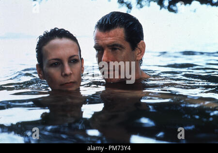 Photo du film / Publicité encore de 'tailleur de Panama' Jamie Lee Curtis, Pierce Brosnan © 2001 Columbia Crédit photo : Jonathan Hession Référence de fichier #  30847261THA pour un usage éditorial uniquement - Tous droits réservés Banque D'Images