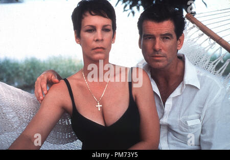 Photo du film / Publicité encore de 'tailleur de Panama' Jamie Lee Curtis, Pierce Brosnan © 2001 Columbia Crédit photo : Jonathan Hession Référence de fichier #  30847262THA pour un usage éditorial uniquement - Tous droits réservés Banque D'Images