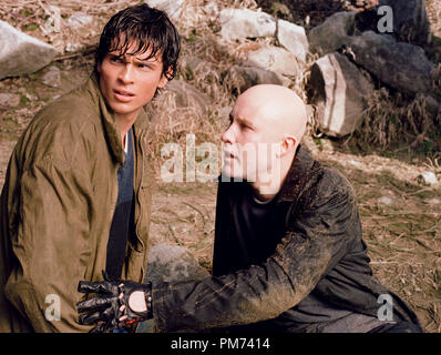 Photo du film / Publicité encore de 'Smallville' Saison 1 Tom Welling et Michael Rosenbaum © 2001 LA BANQUE MONDIALE Crédit photo : David Gray Référence #  30847310THA pour un usage éditorial uniquement - Tous droits réservés Banque D'Images