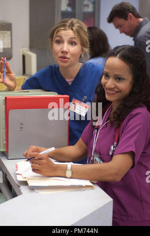 Photo du film / Publicité encore de 'Scrubs' Sarah Chalke, Judy Reyes vers 2001 Référence #  30847397THA pour un usage éditorial uniquement - Tous droits réservés Banque D'Images