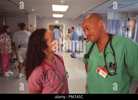 Photo du film / Publicité encore de 'Scrubs' épisode : "Mon meilleur ami" l'erreur de Judy Reyes, Donald Faison Octobre 9, 2001 Photo : Scott Humbert Référence de dossier #  30847416THA pour un usage éditorial uniquement - Tous droits réservés Banque D'Images