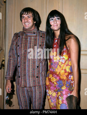 Encore une publicité Studio : Sonny and Cher vers 1967 référence #  30928 Fichier 1025THA Banque D'Images