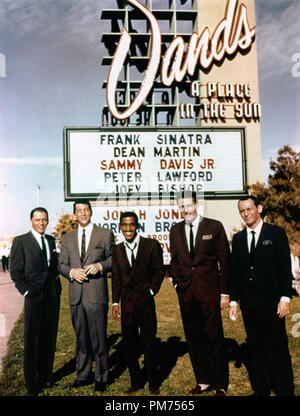 Les membres de la Meute, Frank Sinatra, Dean Martin, Sammy Davis Jr., Peter Lawford et Joey Bishop à l'Hôtel Sands, vers 1960. Référence #  30928 Fichier 366THA Banque D'Images