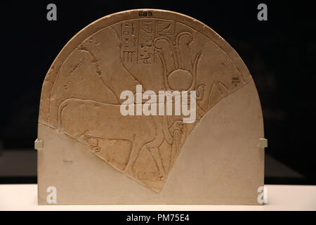 Déesse Hathor-cown. Stèle. La pierre calcaire. 18 dynastie. 1550-1295 BC. Mentuhotep II temple. Deir el-Bahari, Thèbes. L'Égypte. British Museum. Banque D'Images