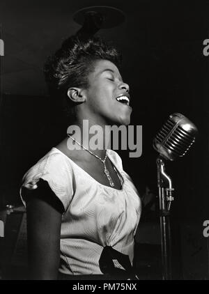 Portrait de Sarah Vaughan, Café Society, New York, N.Y., circa 1946 Août référence #  30928 Fichier 687THA Photo par : William P. Gottlieb Banque D'Images