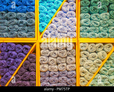 Rouleaux de laine colorés empilés sur des étagères de magasin d'artisanat à domicile, Chester UK. Banque D'Images