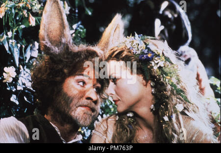 Photo du film / Publicité encore de 'A Midsummer Night's Dream' Kevin Kline, Michelle Pfeiffer © 1999 20e siècle / Fox Searchlight Référence #  30973016THA pour un usage éditorial uniquement - Tous droits réservés Banque D'Images