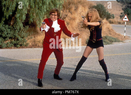 Photo du film / Publicité encore de 'Austin Powers : l'Espion qui m'a tirée" Heather Graham, Mike Myers © 1999 New Line Crédit photo : Kimberly Wright Référence de fichier #  30973126THA pour un usage éditorial uniquement - Tous droits réservés Banque D'Images