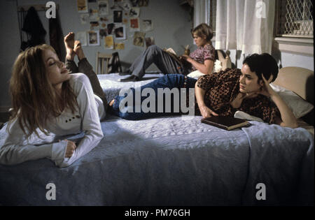 Photo du film / Publicité encore de 'Girl, Interrompu' Angelina Jolie, Winona Ryder © 1999 Columbia Pictures Crédit photo : Suzanne Tenner Référence de fichier #  30973356THA pour un usage éditorial uniquement - Tous droits réservés Banque D'Images