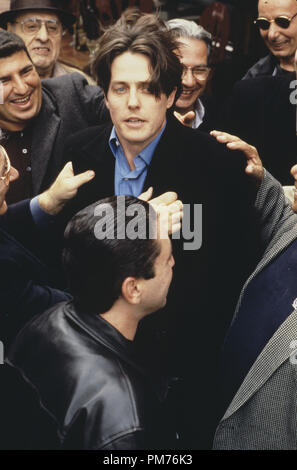 Photo du film / Publicité encore de 'MMickey Blue Eyes' Hugh Grant © 1999 Château Rocher Crédit photo : Myles Aronowitz Référence #  30973426THA pour un usage éditorial uniquement - Tous droits réservés Banque D'Images