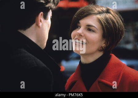 Photo du film / Publicité encore de 'MMickey Blue Eyes' Hugh Grant, Jeanne Tripplehorn © 1999 Château Rocher Crédit photo : Barry Wetcher Référence de fichier #  30973428THA pour un usage éditorial uniquement - Tous droits réservés Banque D'Images