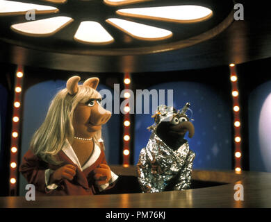 Photo du film / Publicité encore de 'Muppets à partir de l'espace' Miss Piggy, Gonzo © 1999 Columbia Pictures Crédit photo : James Bridges Référence de fichier #  30973441THA pour un usage éditorial uniquement - Tous droits réservés Banque D'Images