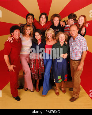 Photo du film / Publicité encore de 'que 70's Show' Don Stark, Tanya Roberts, Wilmer Valderrama, Mila Kunis, Ashton Kutcher, Lisa Robin Kelly, Danny Masterson, Debra Jo Rupp, Topher Grace, Kurtwood Smith, Laura Prepon Crédit Photo : Robert FOX 1999 Seebree #  de référence fichier 30973609THA pour un usage éditorial uniquement - Tous droits réservés Banque D'Images