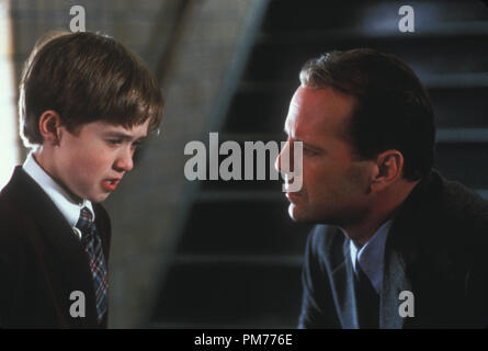 Photo du film / Publicité encore de 'Le sixième sens' Haley Joel Osment, Bruce Willis © 1999 Hollywood Pictures Photo Credit : Ron Phillips n° de référence du fichier 30973797THA pour un usage éditorial uniquement - Tous droits réservés Banque D'Images