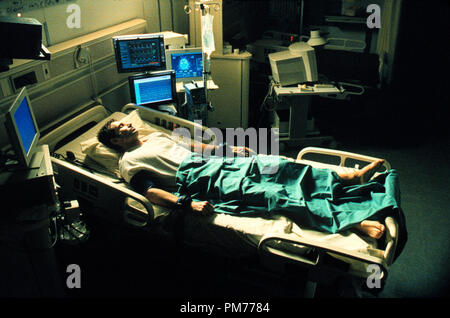 Photo du film / Publicité encore de 'X-Files' Saison 7, épisode : "La sixième extinction" David Duchovny 1999 Dossier Référence #  30973836THA pour un usage éditorial uniquement - Tous droits réservés Banque D'Images