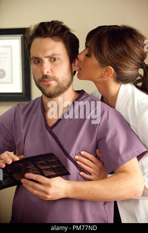 (L-r) CHARLIE DAY comme Dale et Jennifer Aniston comme Dr. Julia Harris dans le New Line Cinema's comedy "HORRIBLE BOSSES", un communiqué de Warner Bros Pictures. Banque D'Images