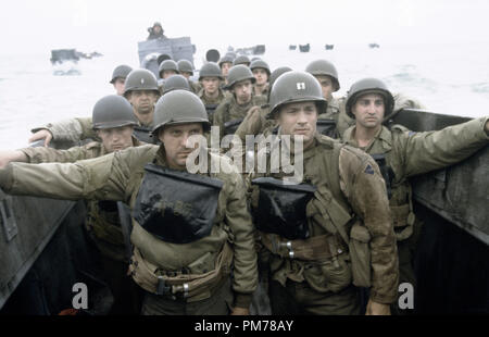 Photo du film de 'Sauver le Soldat Ryan" Tom Sizemore, Tom Hanks © 1998 DreamWorks Crédit photo : David James Référence de fichier #  30996246THA pour un usage éditorial uniquement - Tous droits réservés Banque D'Images