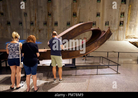 Visiteurs en face de la colonne d'acier détruit de Twin Towers de 9/11 National Memorial & Museum.New York City.USA Banque D'Images