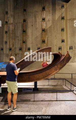Un visiteur en face de la colonne d'acier détruit de Twin Towers de 9/11 National Memorial & Museum.New York City.USA Banque D'Images