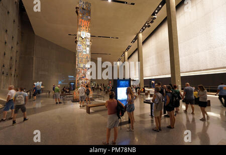 La dernière colonne, un 58 tonnes, 36 pieds de hauteur de la colonne d'acier retiré de l'affichage du zéro au sol dans les 11 septembre & Memorial Museum.New York City, USA Banque D'Images