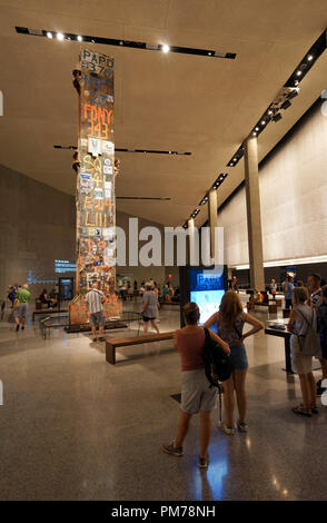 La dernière colonne, un 58 tonnes, 36 pieds de hauteur de la colonne d'acier retiré de l'affichage du zéro au sol dans les 11 septembre & Memorial Museum.New York City, USA Banque D'Images