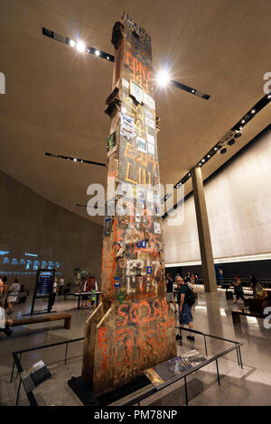 La dernière colonne, un 58 tonnes, 36 pieds de hauteur de la colonne d'acier retiré de l'affichage du zéro au sol dans les 11 septembre & Memorial Museum.New York City, USA Banque D'Images