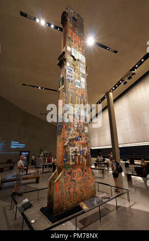 La dernière colonne, un 58 tonnes, 36 pieds de hauteur de la colonne d'acier retiré de l'affichage du zéro au sol dans les 11 septembre & Memorial Museum.New York City, USA Banque D'Images