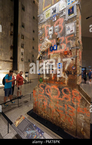 La dernière colonne, un 58 tonnes, 36 pieds de hauteur de la colonne d'acier retiré de l'affichage du zéro au sol dans les 11 septembre & Memorial Museum.New York City, USA Banque D'Images