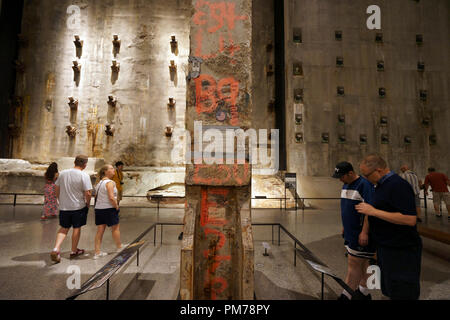 La dernière colonne, un 58 tonnes, 36 pieds de hauteur de la colonne d'acier retiré de l'affichage du zéro au sol dans les 11 septembre & Memorial Museum.New York City, USA Banque D'Images