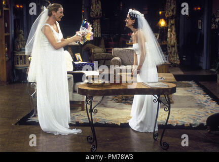 Photo du film de 'amis' épisode : l'une avec les robes de mariage Lisa Kudrow, Courtney Cox © 1998 Warner Référence de fichier #  30996526THA pour un usage éditorial uniquement - Tous droits réservés Banque D'Images