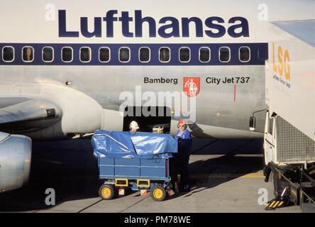 L'aéroport de Francfort (Allemagne), le chargement des bagages sur un avion de Lufthansa Banque D'Images