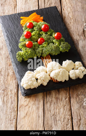 Arbre de Noël de légumes brocolis, choux-fleurs, tomates, poivrons close-up sur la table. Vertical menu végétarien. Banque D'Images