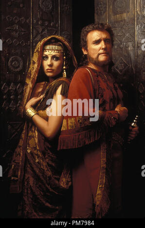 Photo du film de 'Samson et Dalila' Elizabeth Hurley, Dennis Hopper © 1996 Turner Référence de fichier #  31042277THA pour un usage éditorial uniquement - Tous droits réservés Banque D'Images