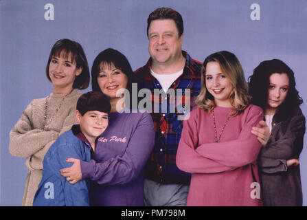 Photo du film de 'Roseanne' Laurie Metcalf, Roseanne , Michael Fishman, John Goodman, Alicia Goranson, Sara Gilbert, 1996 Référence du dossier #  31042282THA pour un usage éditorial uniquement - Tous droits réservés Banque D'Images