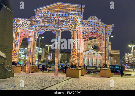 Moscou, Russie - le 29 janvier 2018 : arches colorées, des installations. Décoration de Noël et Nouvel An sur la place du théâtre Banque D'Images