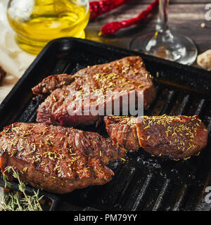 Des morceaux de viande frits les darnes dans un poêlon close up Banque D'Images