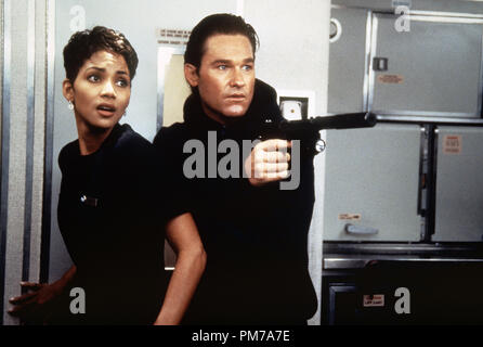 Photo du film de "décision de l'exécutif' Halle Berry, Kurt Russell © 1996 Warner Brothers Crédit photo : Frank Masi Référence de fichier #  31042556THA pour un usage éditorial uniquement - Tous droits réservés Banque D'Images