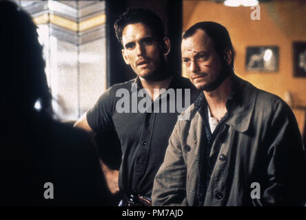 Photo du film de 'Albino Alligator' Matt Dillon, Gary Sinise © 1996 Miramax Films Crédit photo : Jim Sheldon Référence #  31042744THA pour un usage éditorial uniquement - Tous droits réservés Banque D'Images