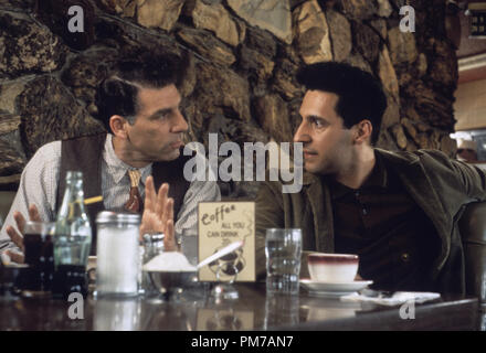 Photo du film de 'Heroes' non cordé Michael Richards, John Turturro © 1995 Hollywood Pictures Photo Credit : Melinda Sue Gordon Référence #  31043019THA pour un usage éditorial uniquement - Tous droits réservés Banque D'Images