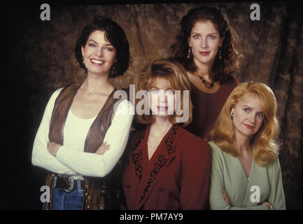 Photo du film de 'Sisters' Sela Ward, Julianne Phillips, Patricia Kalember, Swoosie Kurtz vers 1995 Référence de fichier #  31043096 pour un usage éditorial uniquement - Tous droits réservés Banque D'Images