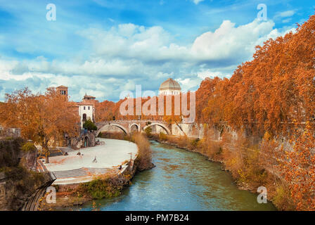 L'automne et le feuillage à Rome. Les feuilles rouges et jaunes près de l'île du Tibre à l'ancien pont romain, dans le centre historique de la ville Banque D'Images