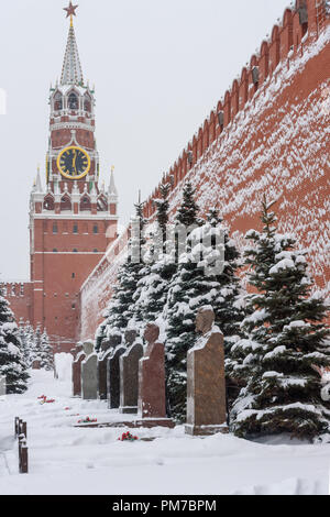 Moscou, Russie - 31 janvier 2018 : tombes devant le mur du Kremlin. Nécropole du mur du Kremlin en hiver Banque D'Images