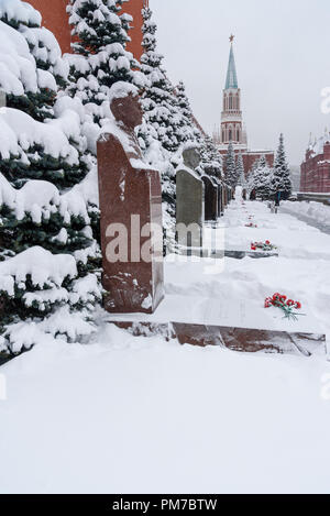 Moscou, Russie - 31 janvier 2018 : tombes devant le mur du Kremlin. Nécropole du mur du Kremlin en hiver Banque D'Images