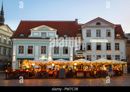 Tallinn café, vue panoramique au crépuscule des personnes assis sur une terrasse de café sur la place de l'Hôtel de ville dans le quartier historique de la vieille ville de Tallinn, Estonie Banque D'Images